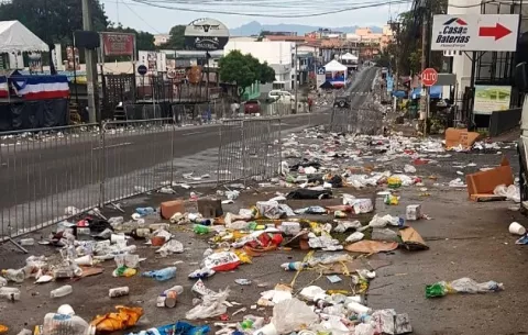 Calles en La Chorrera amanecieron repletas de basura tras los desfiles patrios