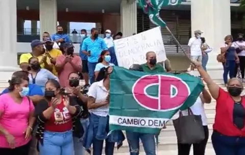 Empleados de Cambio Democrático exigen pago de salarios 