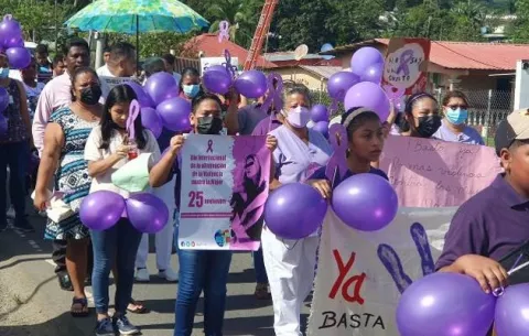 Realizan caminata de concienciación "No a la violencia contra la mujer" en Colón