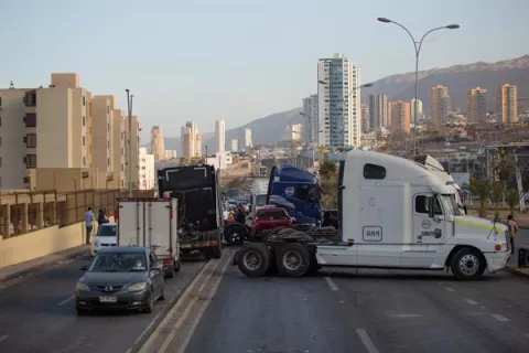Camioneros chilenos inician un paro indefinido por el alza del precio del combustible