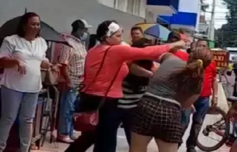 Mujeres se van a los puños en plena Calle Cuarta, distrito de David