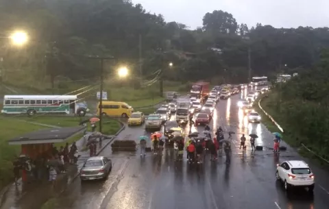 Moradores de Nueva Providencia cierran la carretera Panamá-Colón por falta de agua