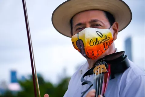 Colaquito Cortez pide apoyo para recuperar su violín, se lo hurtaron en Calidonia