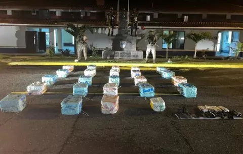 Aprehenden a dos hombres que custodiaban 586 paquetes de droga en Miramar, Colón