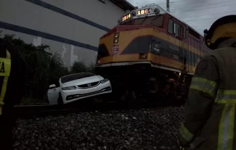 Tren choca contra un auto sedán en el sector de Los Cuatro Altos, Colón