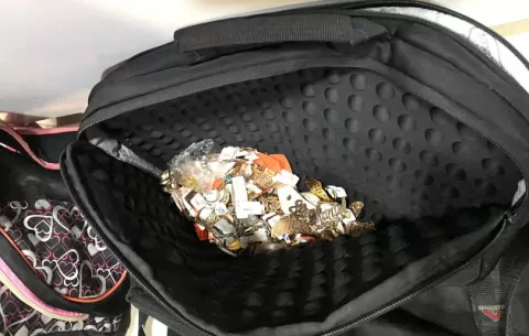 Atrapan a dos sujetos hurtando una casa de empeño en Colón