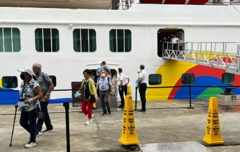 Llegan cruceros con más de 2,500 turistas que aportarán a la economía de Panamá 