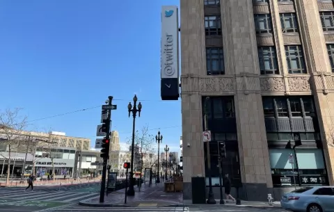Elon Musk cierra las oficinas de Twitter mientras comunica los despidos