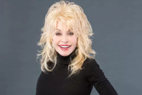 Dolly Parton recibe $100 millones de Jeff Bezos para obras benéficas