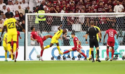 El ecuatoriano Valencia imparte una lección de fútbol a Catar