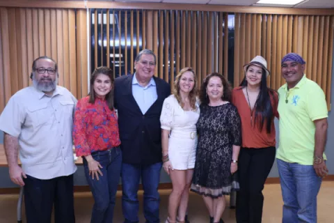 Escritores independientes en Panamá celebrarán su tercer aniversario con el recital poético 'Versos Azules'