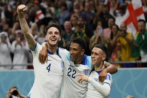Inglaterra asegura su boleto a Octavos de Final; Estados Unidos sufre ante Irán