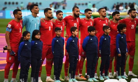 Futbolistas iraníes no cantaron el himno en señal de protesta