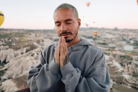 J Balvin pidió una habitación para meditar como parte de sus exigencias para presentarse en el mundial