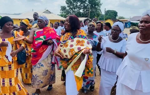Kayra Harding visita a la familia de su príncipe en Ghana y agradece a la corte por el cariño dado