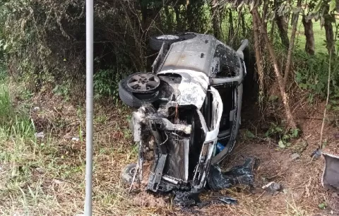 Conductora sale ilesa de un vuelco e incendio de su auto en Loma Campana
