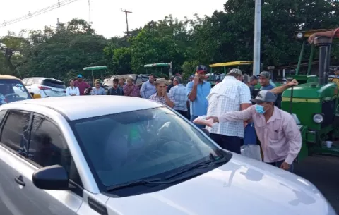 Productores de maíz de Los Santos regalan el producto como medida de protesta 