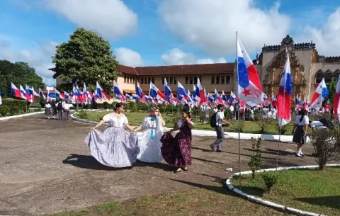 Siembran decenas de banderas en Santiago como inicio del mes de la patria