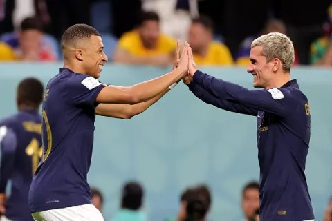 Francia cumple ante Australia, en camino a su reconquista del Mundial