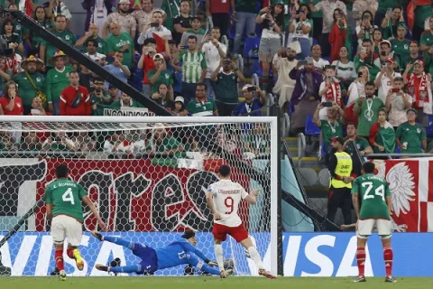 Guillermo 'Memo' Ochoa salva a México en empate ante Polonia
