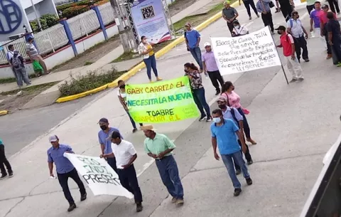 Odisea de transitar por la maltrecha vía hacia el norte de Penonomé agotó la paciencia de sus residentes