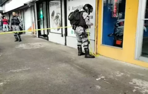 Policía frustra robo a mano armada a óptica; ladrones tenían amordazados a los trabajadores