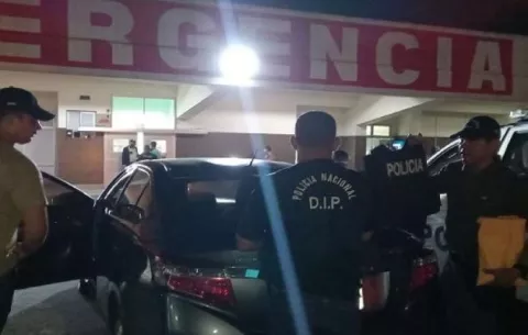 Disparan contra dos unidades policiales durante allanamiento, uno de los uniformados falleció