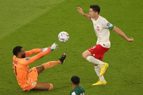 Lewandowski y Szczesny bajan de la nube a una notable Arabia 