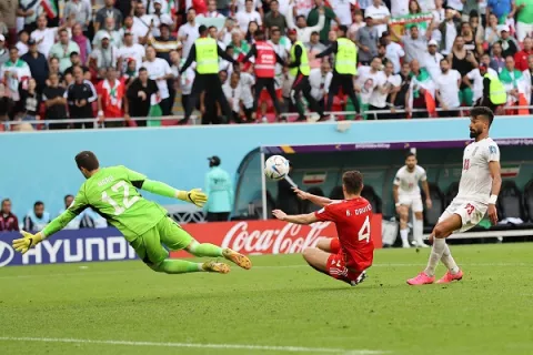 Irán en tiempo adicional hace dos goles y vence a Gales