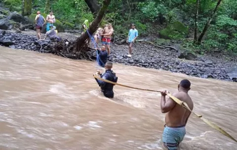 Rescatan 13 bañistas en río de Chame y a un norteamericano que realizaba senderismo