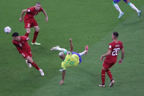 Richarlison puso la magia en triunfo de Brasil sobre Serbia