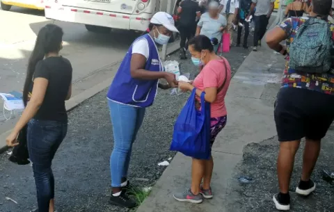 Autoridades de Salud salen a las calles de la ciudad de Colón a repartir mascarillas ante el aumento de casos covid-19