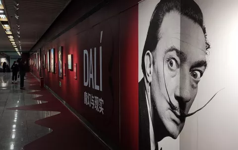 Salvador Dalí conquista el metro de Shanghái de la mano del Cervantes