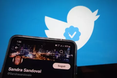 Sandra Sandoval perdió su 'ganchito azul' en Twitter 