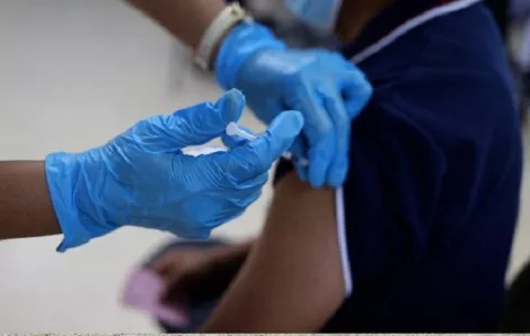 Gran porcentaje de los fallecidos por covid-19 no se había vacunado: ¿Cuál es la forma correcta de hacerlo?