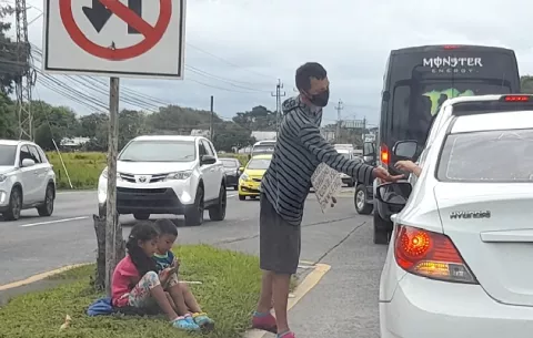 Venezolanos en Chiriquí recurren a la economía informal para continuar su camino