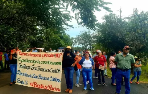 Cierran la entrada de San Francisco de la Montaña, exigen la reparación de la carretera hacia el Norte de Veraguas