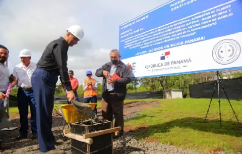 Colocan la primera piedra para la construcción de las instalaciones del SUME 911 de Veraguas