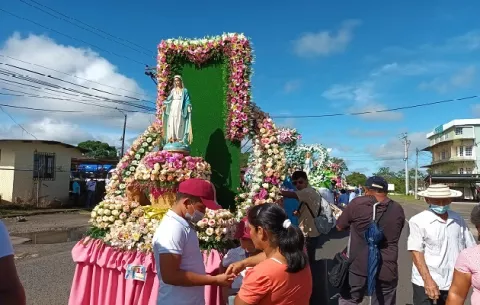 Comunidades veragüenses muestran su fe a la Virgen de la Medalla Milagrosa