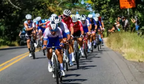 Franklin Archibold se repone a caída y sigue en la pelea