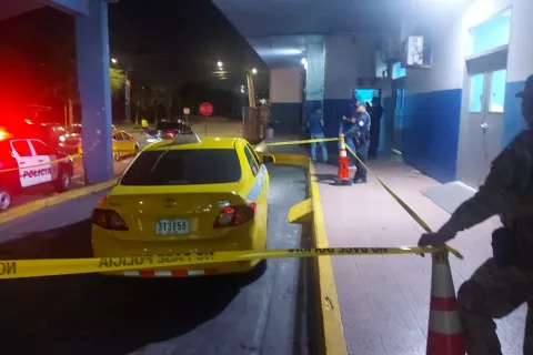 Pasajero de taxi es asesinado y conductor herido en Colón