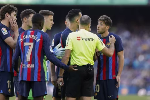 Barcelona deja escapar triunfo y lo alcanza Real Madrid