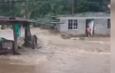 Apoyan a poblado de Cermeño afectado por una cabeza de agua
