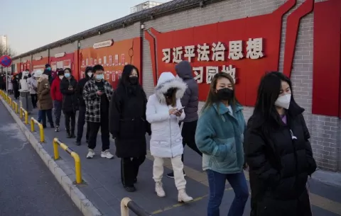 China recula en su 'política draconiana' sobre el covid-19