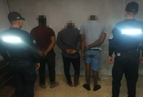 Los atrapan sacando material de un edificio en Colón