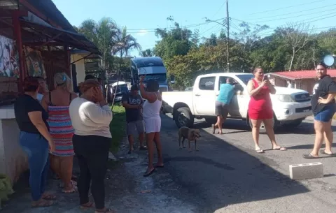 Residentes de Villa Limón en Colón protestan exigiendo agua