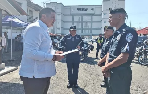 Reconocimiento a policías que frustraron asalto a joyería 