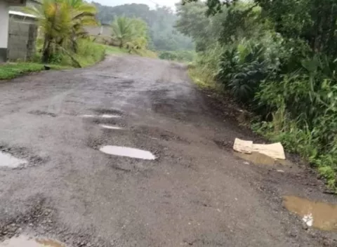  Conductores colonenses cansados de vías en mal estado