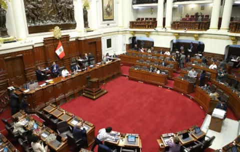 Congreso de Perú aprobó adelantar elecciones para abril de 2024