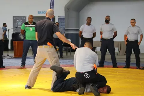 Policías son entrenados en técnicas de combate y defensa israelí